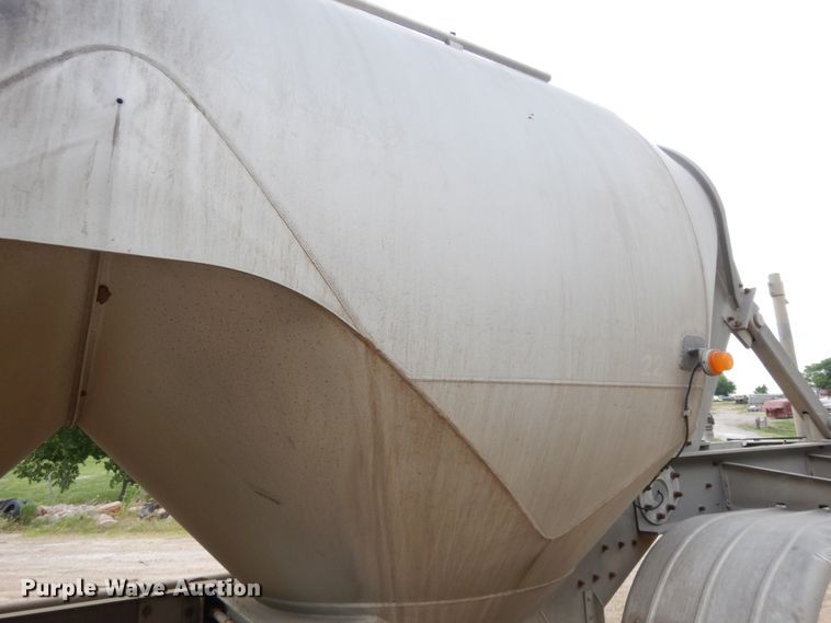 image for item DG7830 1997 Heil pneumatic dry bulk trailer