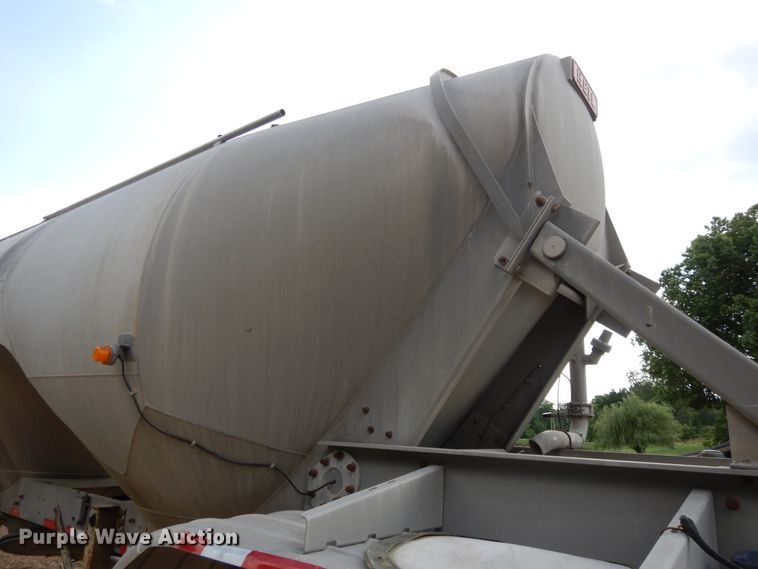image for item DG7830 1997 Heil pneumatic dry bulk trailer