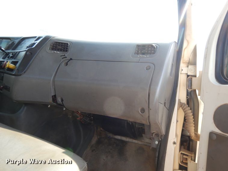 image for item DG7831 1998 Ford Louisville  flatbed truck