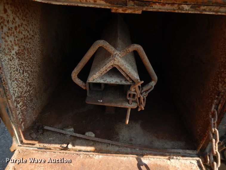 image for item DG7831 1998 Ford Louisville  flatbed truck