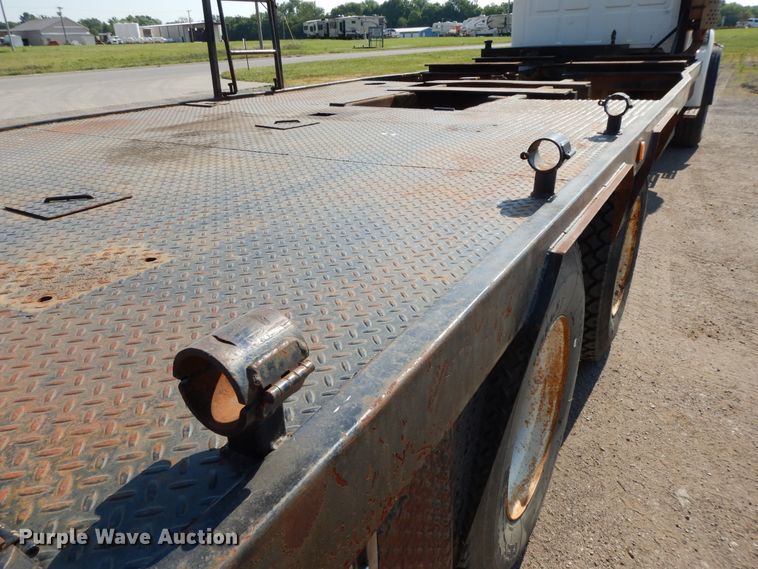 image for item DG7831 1998 Ford Louisville  flatbed truck