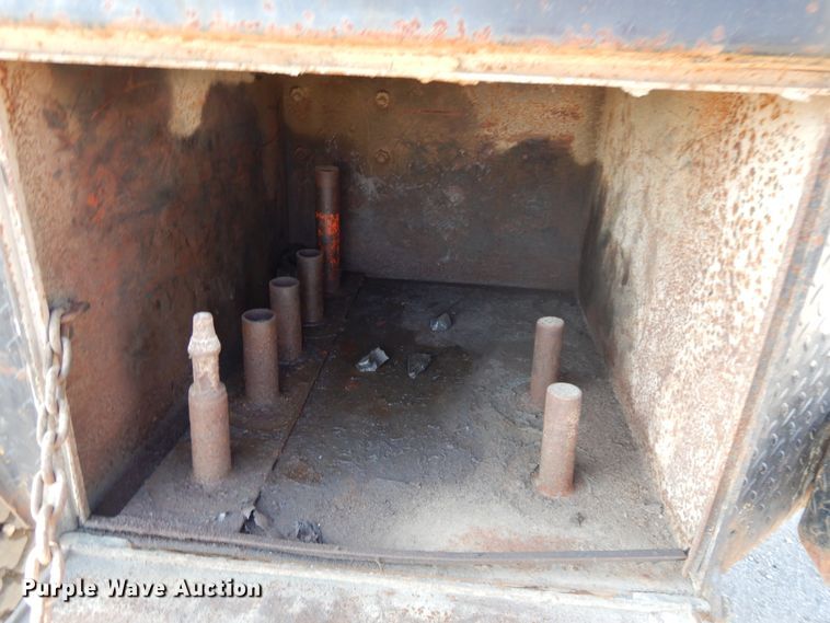 image for item DG7831 1998 Ford Louisville  flatbed truck