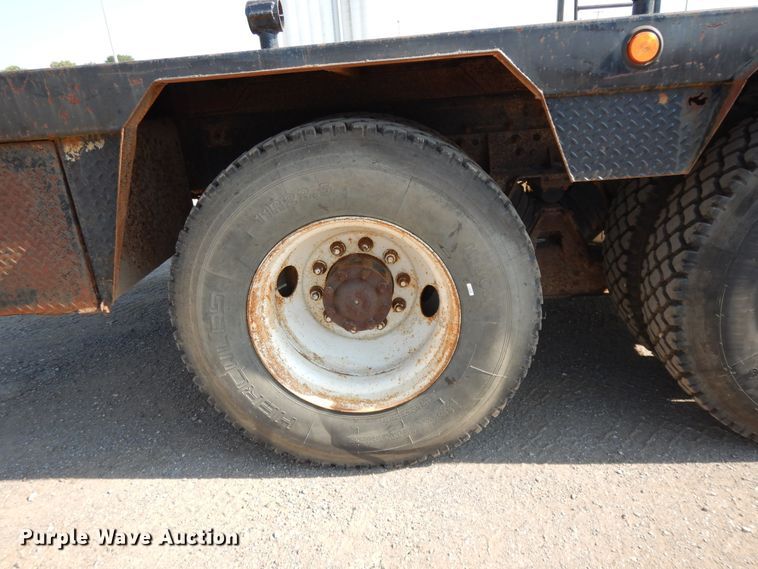 image for item DG7831 1998 Ford Louisville  flatbed truck