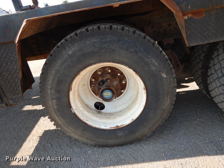 image for item DG7831 1998 Ford Louisville  flatbed truck