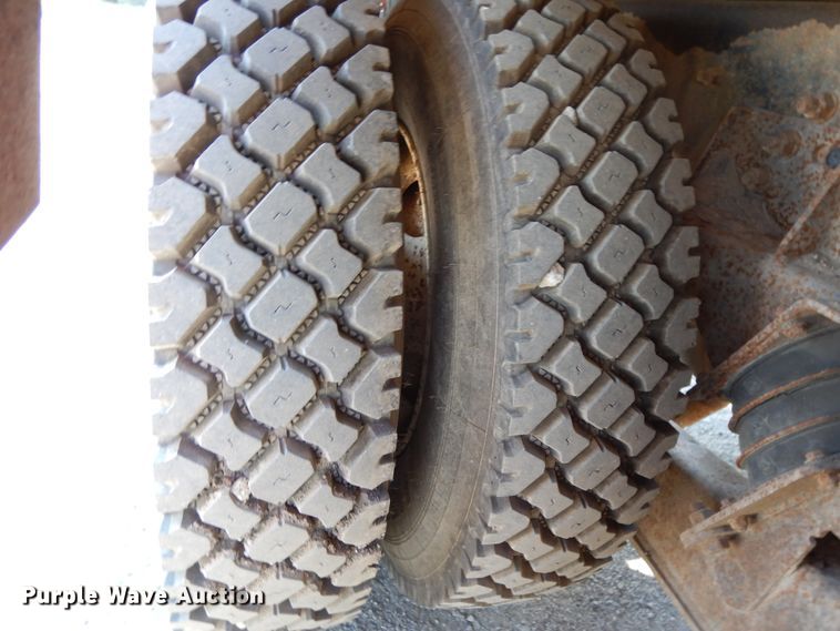 image for item DG7831 1998 Ford Louisville  flatbed truck