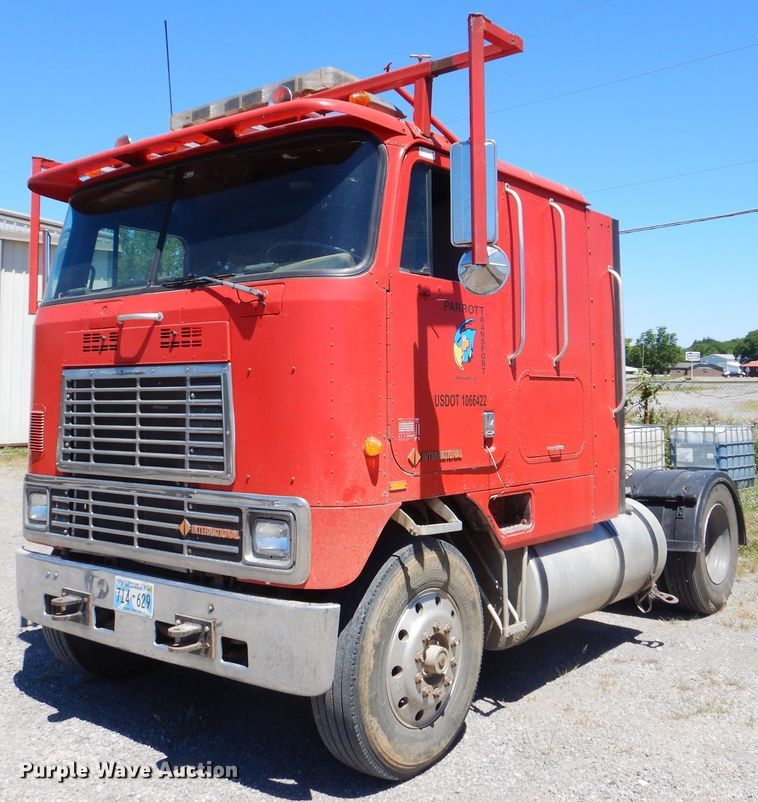 image for item DG8624 1990 International 9000 semi truck