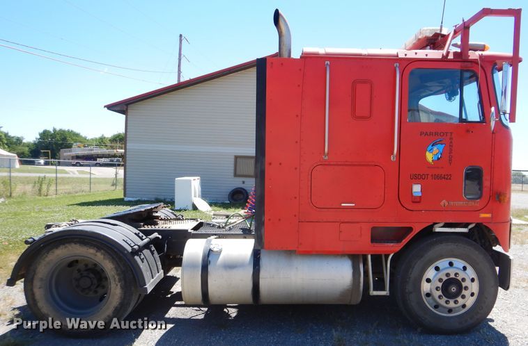 image for item DG8624 1990 International 9000 semi truck