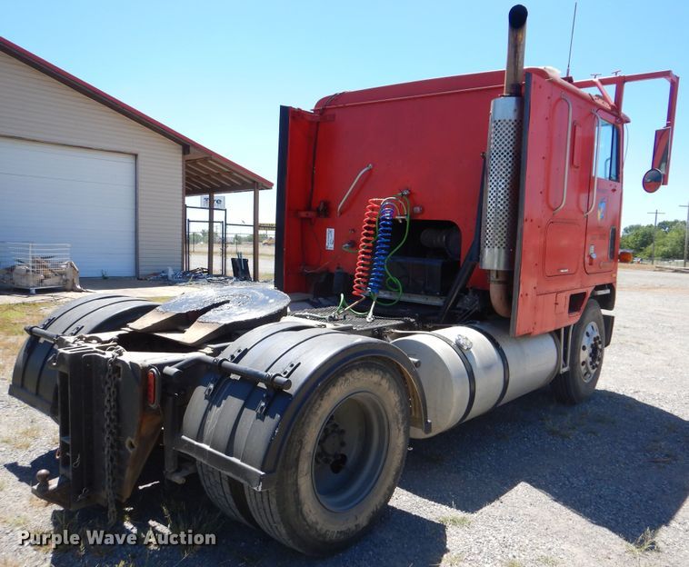 image for item DG8624 1990 International 9000 semi truck