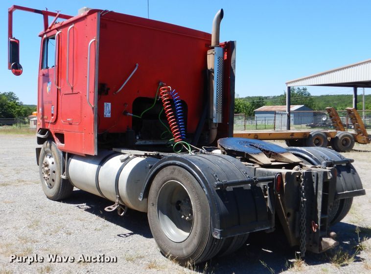 image for item DG8624 1990 International 9000 semi truck