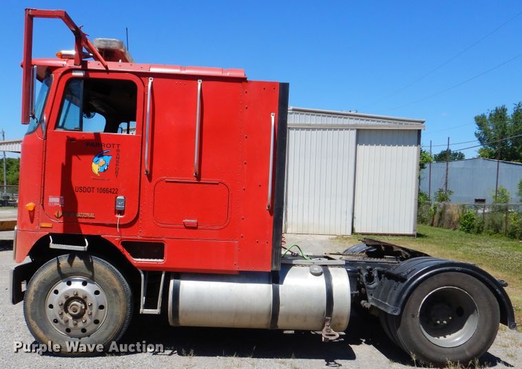image for item DG8624 1990 International 9000 semi truck