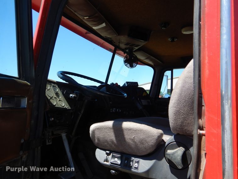 image for item DG8624 1990 International 9000 semi truck