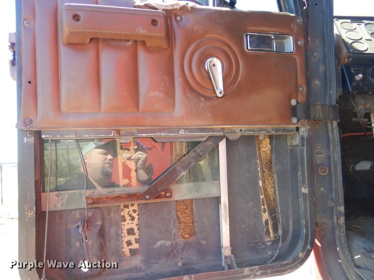 image for item DG8624 1990 International 9000 semi truck