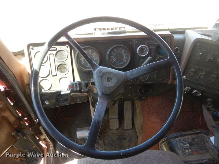 image for item DG8624 1990 International 9000 semi truck