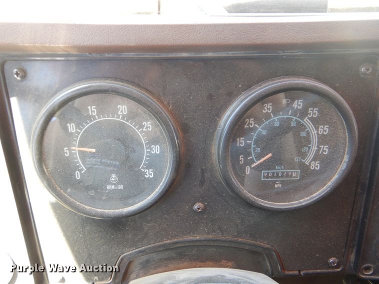 image for item DG8624 1990 International 9000 semi truck