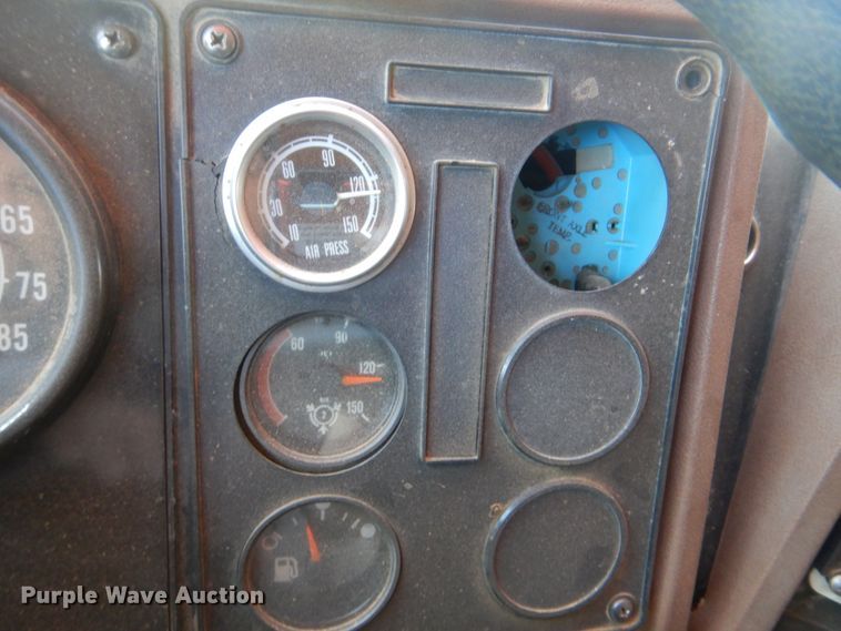 image for item DG8624 1990 International 9000 semi truck