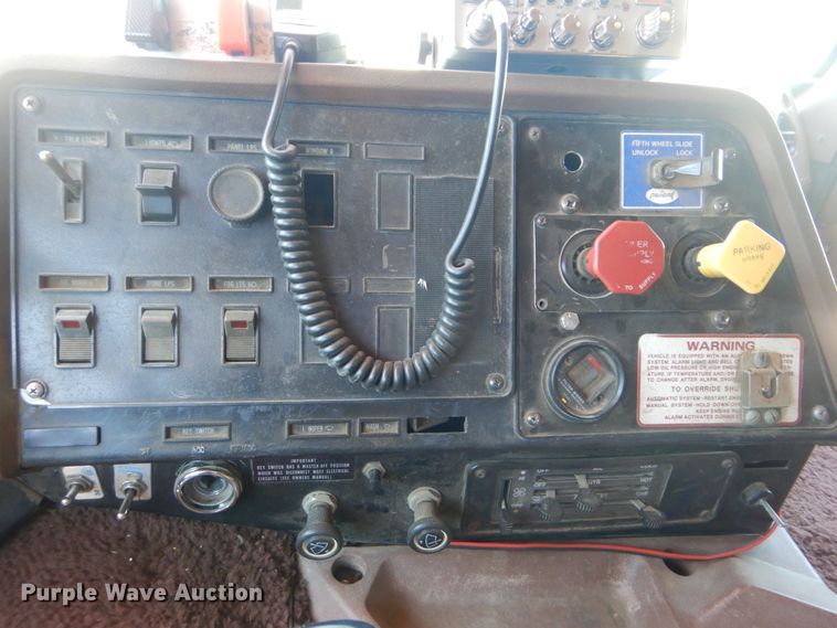 image for item DG8624 1990 International 9000 semi truck