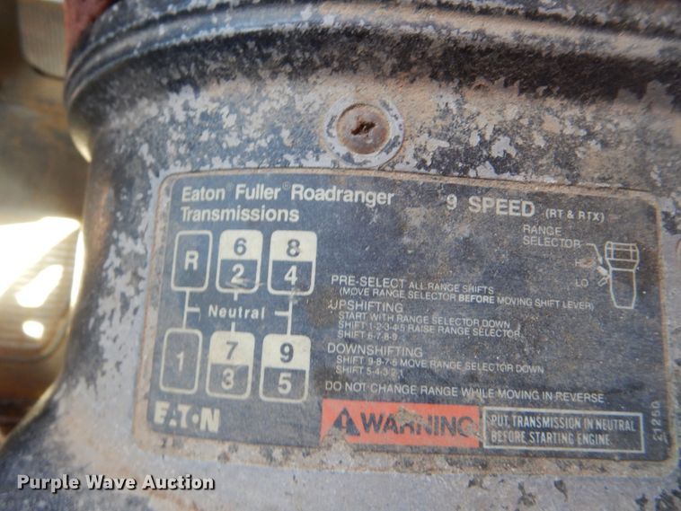 image for item DG8624 1990 International 9000 semi truck