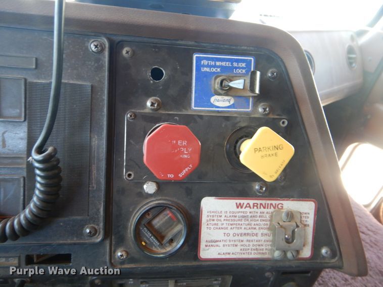 image for item DG8624 1990 International 9000 semi truck