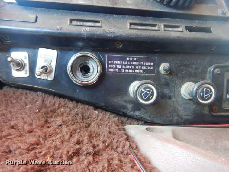 image for item DG8624 1990 International 9000 semi truck