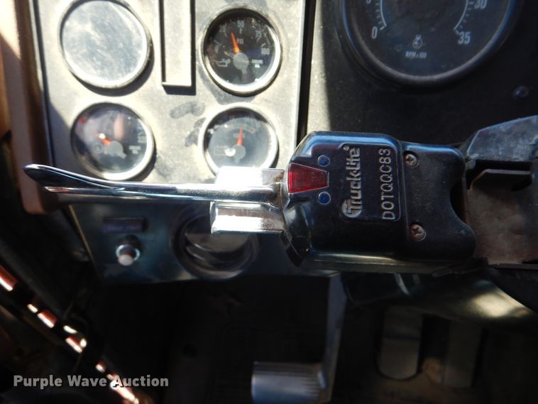 image for item DG8624 1990 International 9000 semi truck