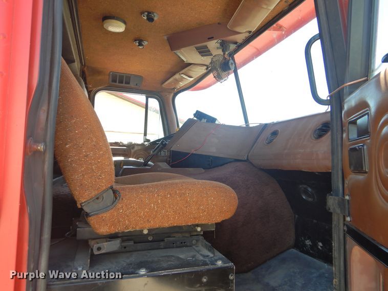 image for item DG8624 1990 International 9000 semi truck