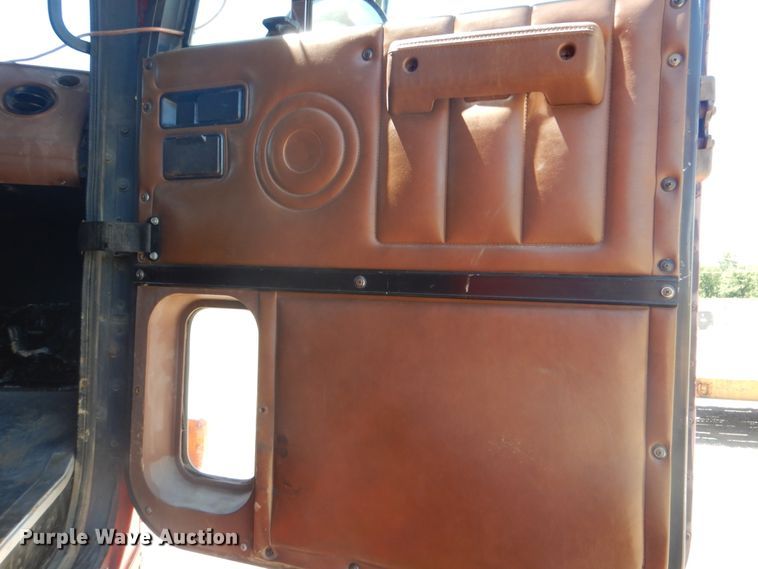 image for item DG8624 1990 International 9000 semi truck