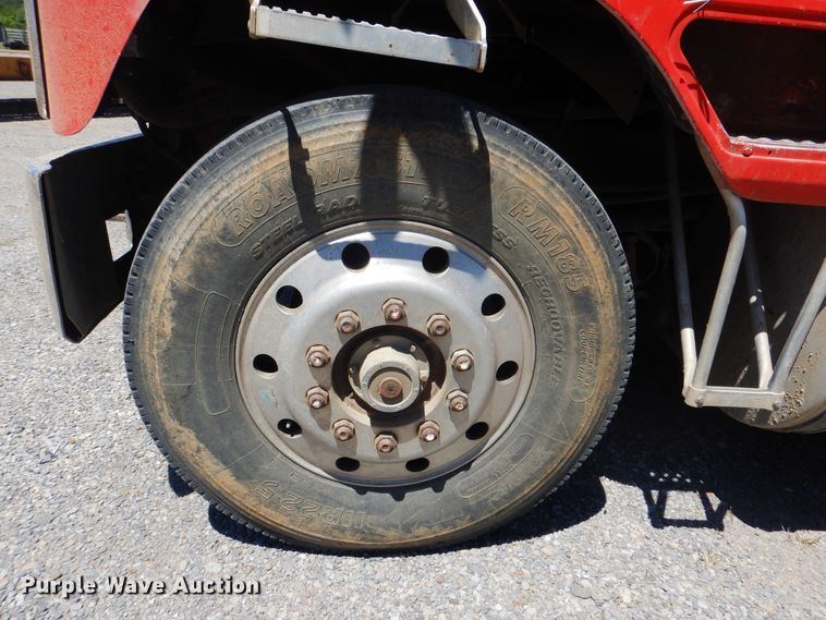 image for item DG8624 1990 International 9000 semi truck