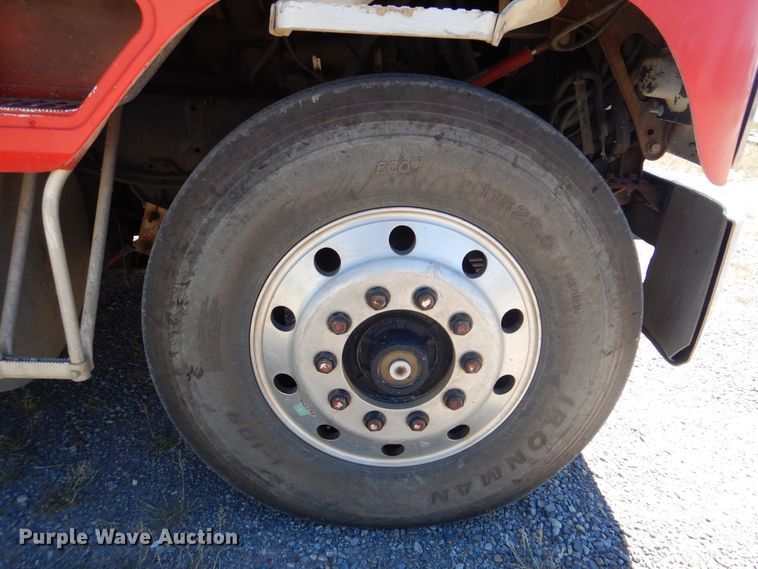 image for item DG8624 1990 International 9000 semi truck