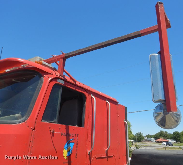 image for item DG8624 1990 International 9000 semi truck