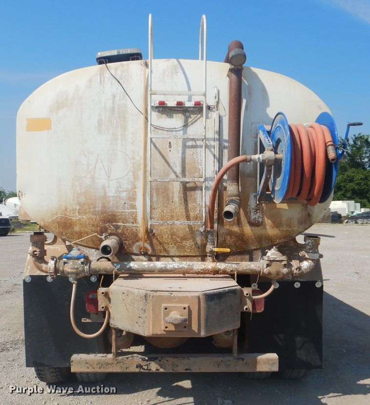 image for item DG8635 2000 Freightliner FL80  water truck