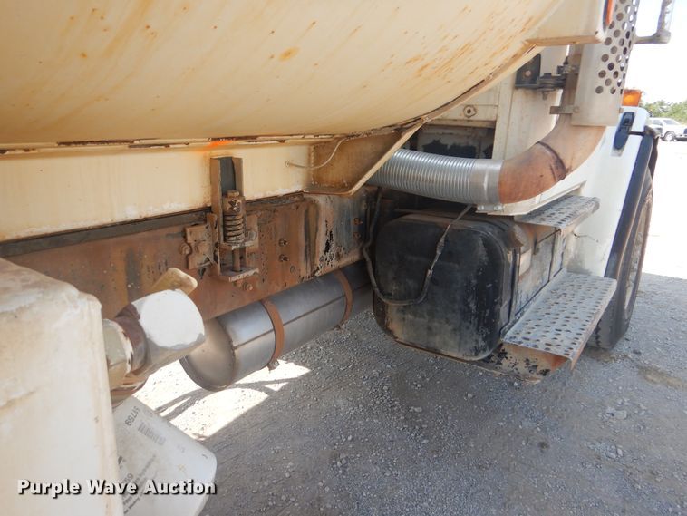 image for item DG8635 2000 Freightliner FL80  water truck