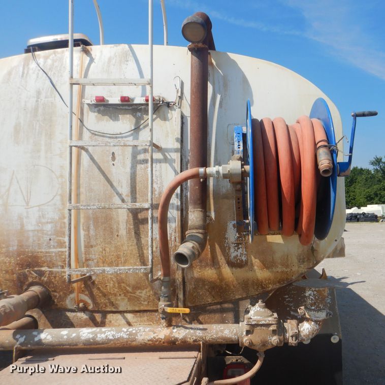 image for item DG8635 2000 Freightliner FL80  water truck