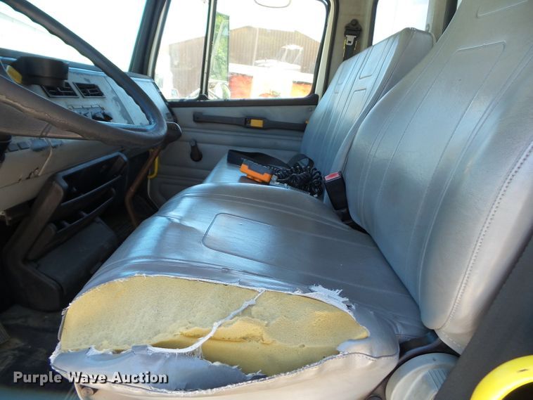 image for item DH3779 2001 Freightliner FL70  box truck