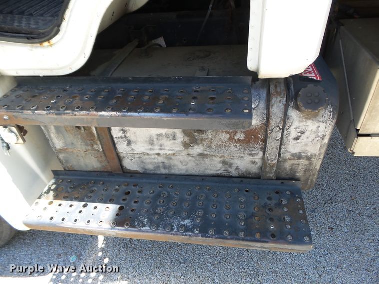 image for item DH3779 2001 Freightliner FL70  box truck