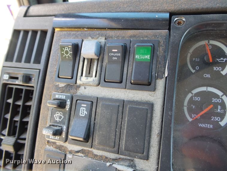 image for item DH3779 2001 Freightliner FL70  box truck