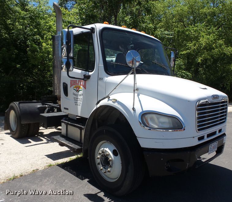 image for item DH3782 2006 Freightliner Business Class M2  semi truck