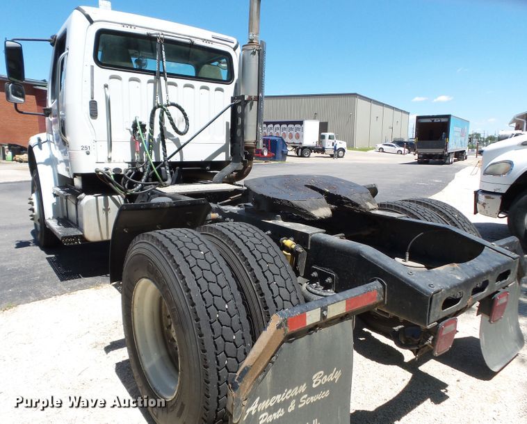 image for item DH3782 2006 Freightliner Business Class M2  semi truck