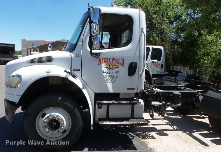 image for item DH3782 2006 Freightliner Business Class M2  semi truck