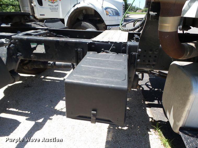 image for item DH3782 2006 Freightliner Business Class M2  semi truck