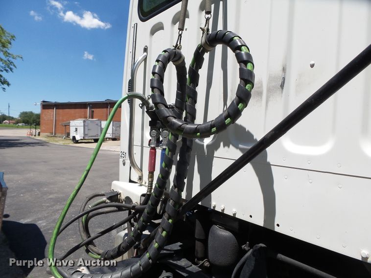 image for item DH3782 2006 Freightliner Business Class M2  semi truck