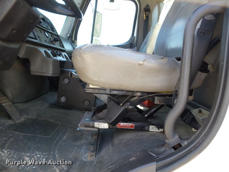 image for item DH3782 2006 Freightliner Business Class M2  semi truck