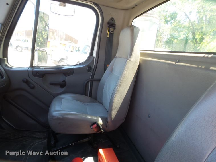 image for item DH3782 2006 Freightliner Business Class M2  semi truck