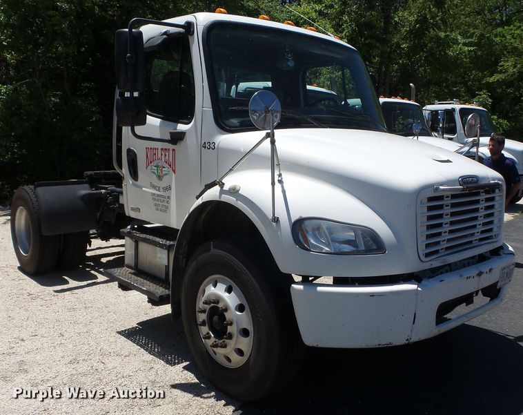 image for item DH3784 2007 Freightliner Business Class M2  semi truck