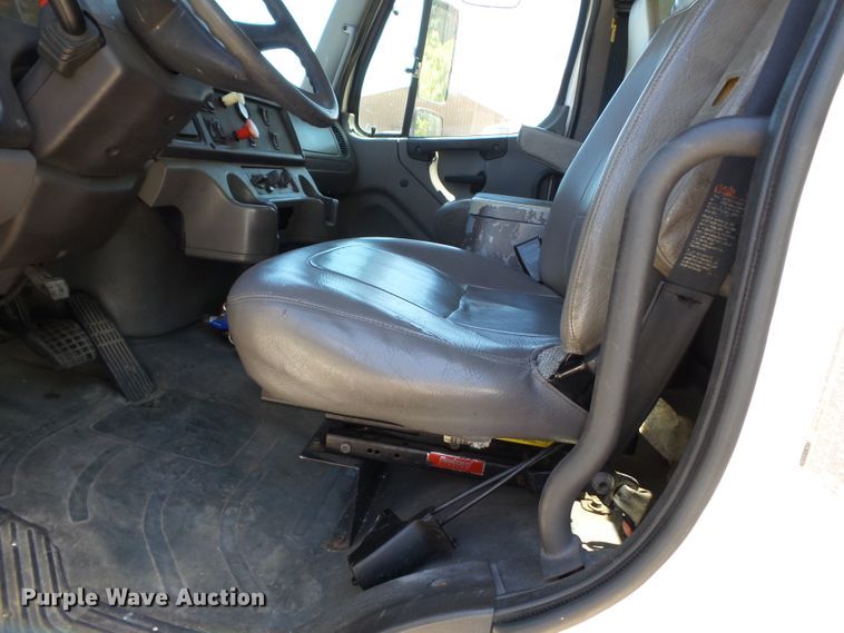 image for item DH3784 2007 Freightliner Business Class M2  semi truck