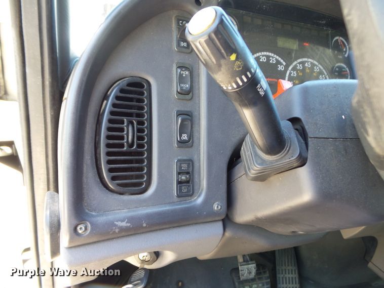 image for item DH3784 2007 Freightliner Business Class M2  semi truck