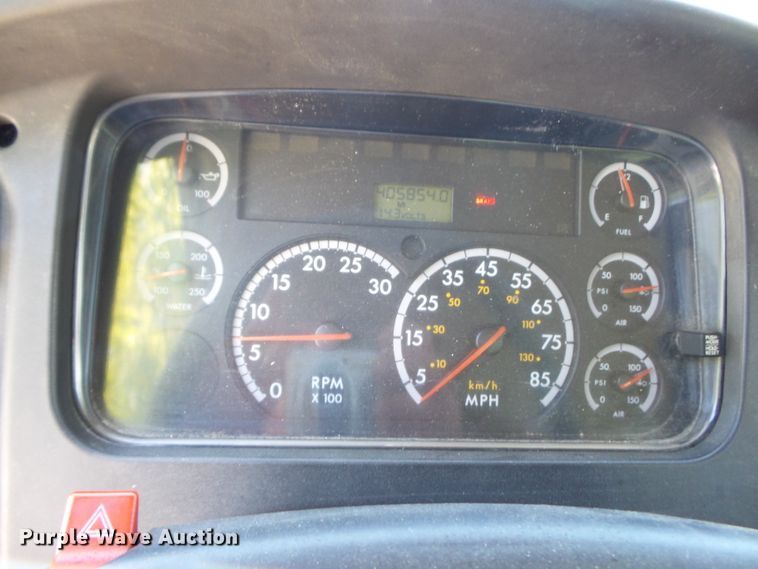 image for item DH3784 2007 Freightliner Business Class M2  semi truck