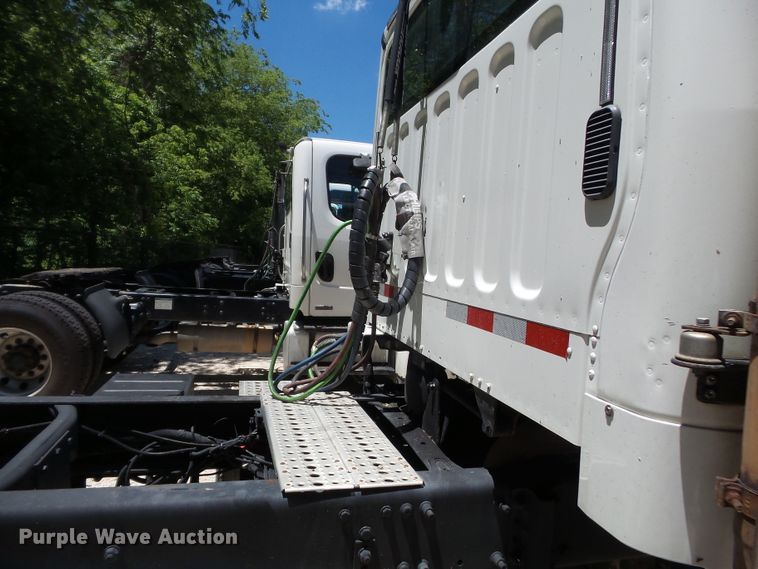 image for item DH3785 2009 Freightliner Business Class M2  semi truck
