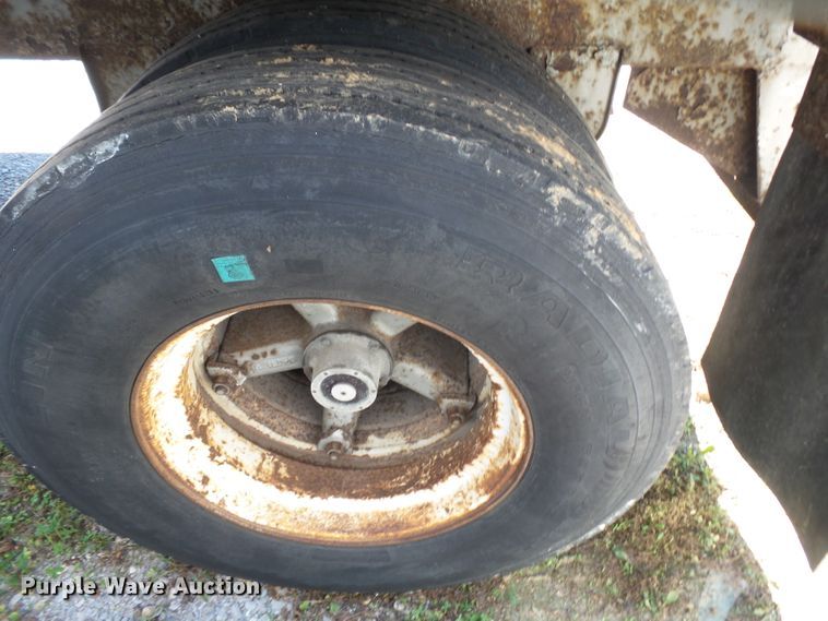 image for item DH3786 1985 dry van trailer