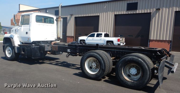 image for item DH4463 1996 Ford L9000  truck cab and chassis