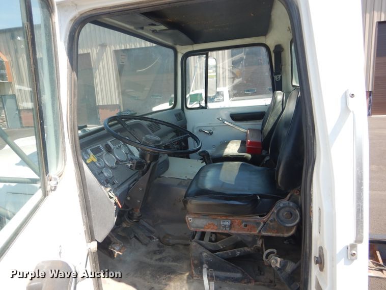 image for item DH4463 1996 Ford L9000  truck cab and chassis